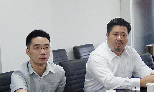 新加坡资讯通信发展管理局中国区司长、新加坡驻上海总领事馆信息产业处领事庄庆维（右）