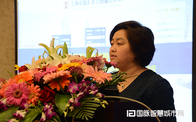 在“2015中国互联网+信息社会高端论坛”上，上海市徐汇区虹梅路街道办事处主任万小岚分享了徐汇区发展“互联网+政务”的三大工作经验。