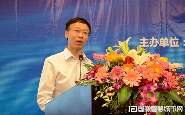 在“2015中国互联网+信息社会高端论坛”上，农业部信息中心原主任郭作玉发表主题演讲。
